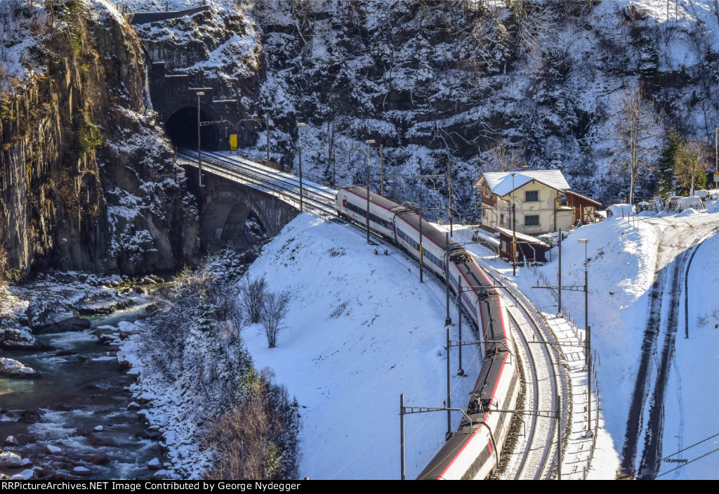 RABDe 500 ICN: An Intercity train is ascending the Gotthard mountain route.